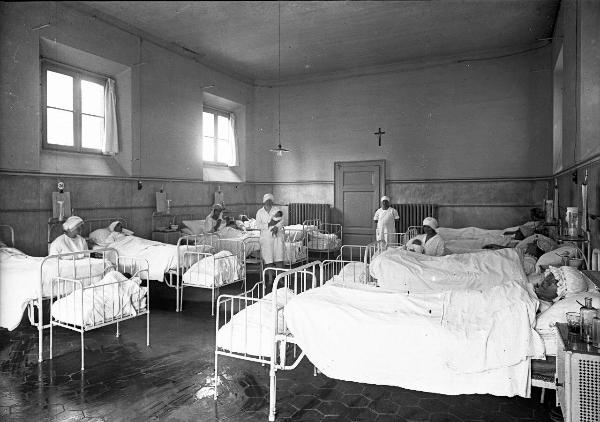 Pavia - Ospedale San Matteo - Clinica ostetrica - Camerata con partorienti e infermiere