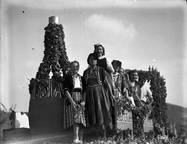 Ritratto di gruppo in costume - Broni - VIII Festa dell'uva - Carro folcloristico con cartelli indicanti "[R]USSIA", "[U]NGHERIA"
