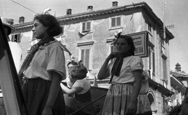 Garlasco - Piazza della Repubblica - Festa delle mondine - Gruppo di bambine con abiti tradizionali - Scorcio di un palazzo