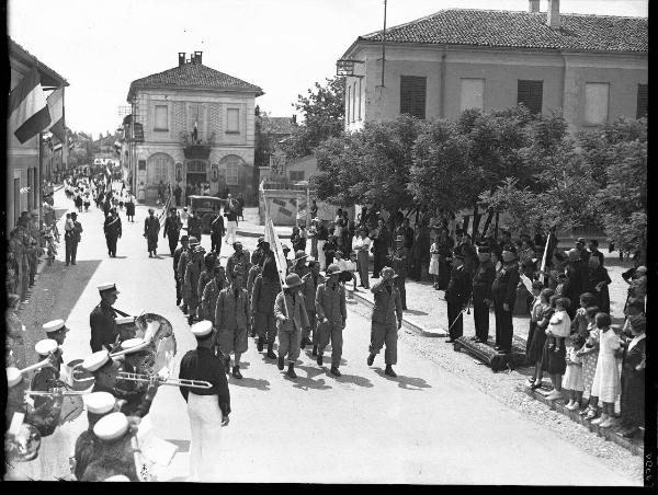 Siziano - Festa dei reduci dell'A.O.I (?) - Sfilata davanti alle autorità - Orchestrali a sinistra dell'immagine - Persone ai lati della strada