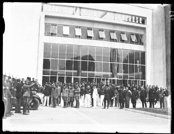 Vigevano - Palazzo Esposizioni (giÃ  dell'Impero) - Facciata - Gruppo di persone in divisa fascista - Picchetto d'onore a sinistra dell'immagine -