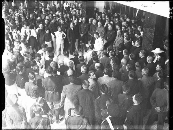 Vigevano - Palazzo Esposizioni (giÃ  dell'Impero) - Interno - Folla di persone - Uomo in divisa bianca davanti al microfono - Gerarchi fascisti e vescovo