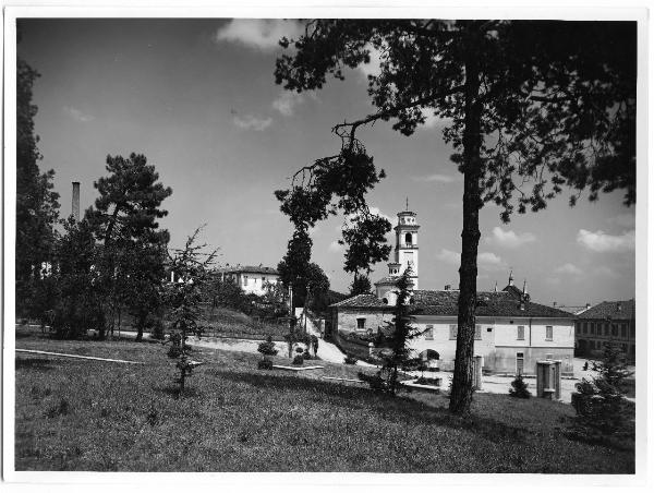 Chignolo Po - Scorcio del paese con la chiesa di Santa Maria in Valle sullo sfondo - Albero in primo piano a destra