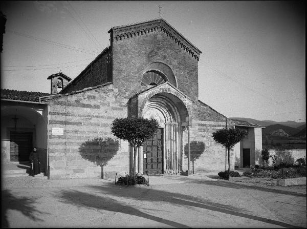 Oltrepo pavese - Varzi - Chiesa dei Cappuccini prima dei lavori di restauro del 1971 - Facciata - Un frate sui gradini