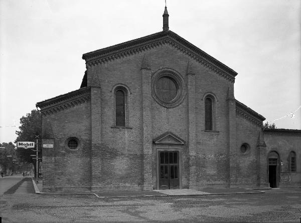 Voghera - Facciata della chiesa di Santa Maria delle Grazie - Scorcio del viale alberato a sinistra