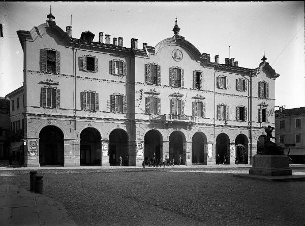 Broni - Piazza Giuseppe Garibaldi (già San Contardo) - Facciata di Palazzo Arienti - Gruppo di persone lungo i portici - Monumento ai Caduti