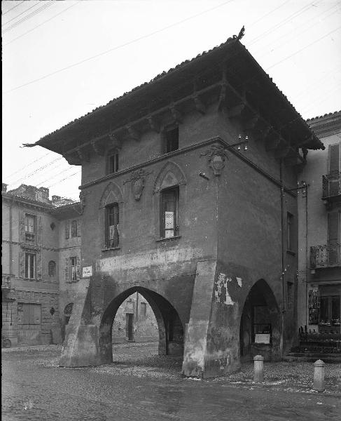 Voghera - "Casa Nava" in piazza Duomo - Calzaturificio a destra dell'immagine