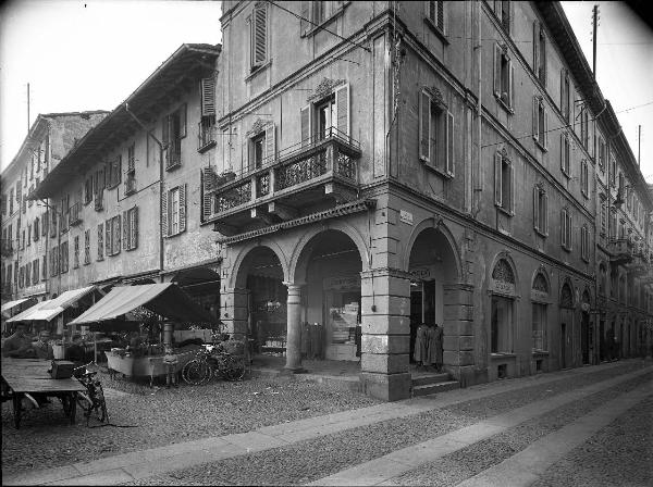 Pavia - via Lorenzo Mascheroni, angolo piazza Vittoria - palazzo con negozio Tessilmoda S.r.l.