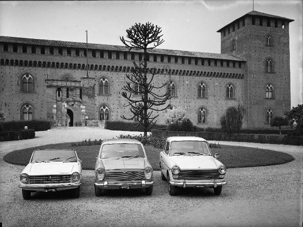 Pavia - piazza Castello - Castello Visconteo - esterno - auto