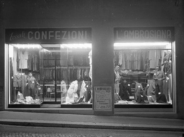 Pavia - Via Scopoli 6 - negozio - L'Ambrosiana - vetrine