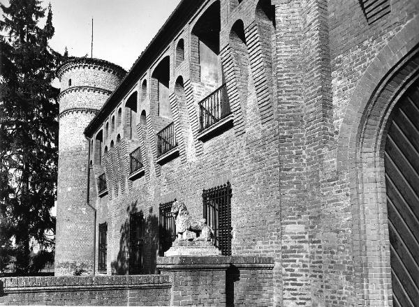 Frascarolo (Pv) - castello - esterno - facciata - scorcio con torrione cilindrico