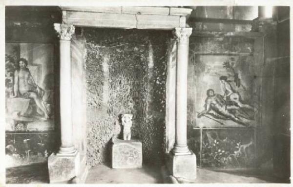 Sito archeologico - Pompei - Casa di Loreius Tiburtinus - Edicola votiva con dipinti murali