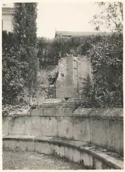 Sito archeologico - Pompei - Tomba a edicola su podio