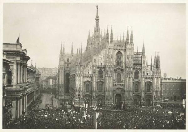 Milano - Piazza del Duomo - Adunanza