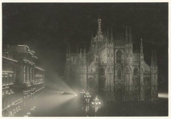 Milano - Piazza del Duomo / Milano - Piazza del Duomo - Illuminazione notturna