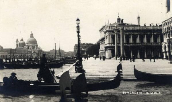 Venezia - Il molo - Gondole
