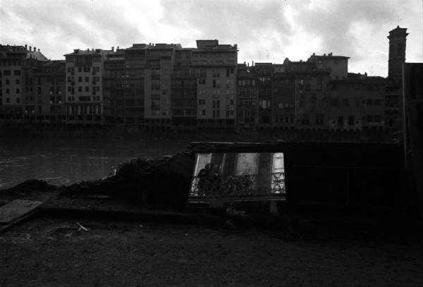 Firenze - Alluvione del 1966 - Fiume Arno - Argine dissestato - Macerie - Specchio