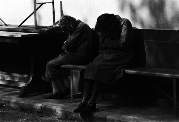 Gorizia - Ospedale psichiatrico - Esterno - Due malate sedute su una panchina
