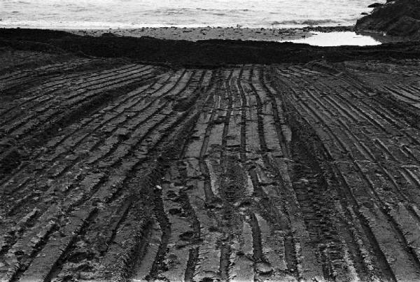 Borghetto Santo Spirito - Spiaggia - Solchi di automezzo sulla sabbia