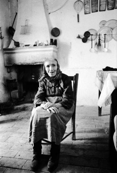 Ritratto femminile - Zia Carmela nella sua abitazione - Fresagrandinaria