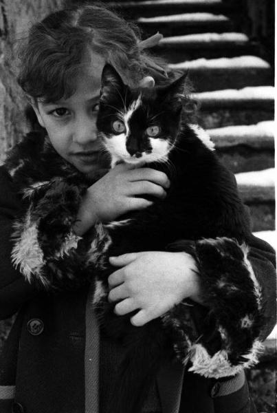 Binasco - Cascina - Bambina con gatto