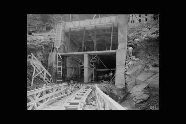 Società Edison - Cedegolo - Centrale idroelettrica Cedegolo II - Cantiere - Imbocco di galleria con operai