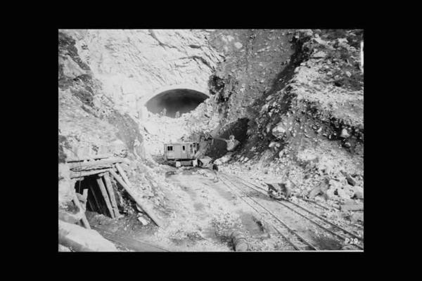 Società Edison - Valle Camonica - Cantiere - Area di scavo con imbocchi di gallerie e binari - Operai al lavoro