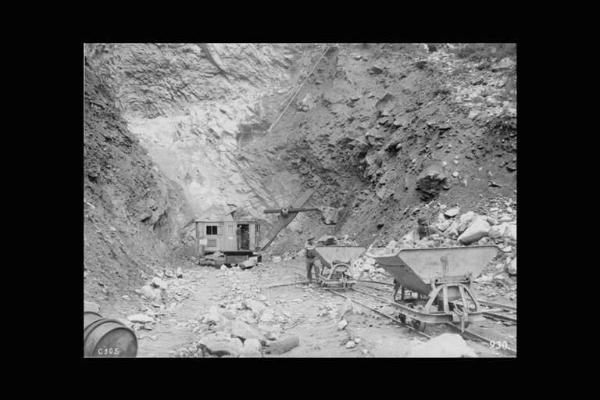 Società Edison - Valle Camonica - Cantiere - Area di scavo con binari - Operai in posa