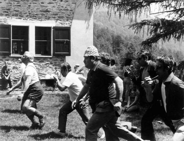 Corsa con le uova durante "La Raviolata" al Rifugio Roccoli Lorla organizzata dal C.A.I. Sezione di Dervio.