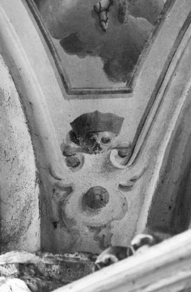 San Gervasio di Teglio - L'ossario. Particolare dell' affresco raffigurante un teschio.