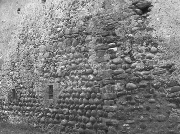 Particolare di muro costruito con pietre e ciottoli.