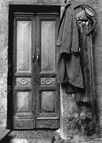 Rete e un cappotto appesi al muro vicino ad una porta.