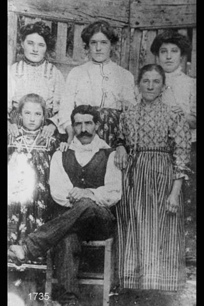 Giovanni Boffetti con la moglie Teresa Pellegrinelli e le figlie.