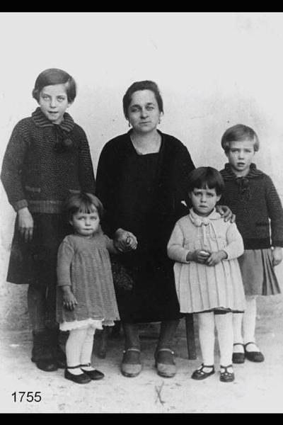 Sara Personeni con le figlie Arpalice, Giannina, Battistina, Giuseppina.