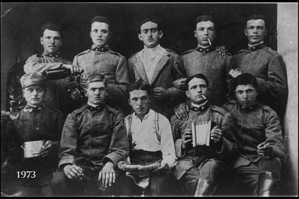 Gruppo di soldati. Il primo da destra, in seconda fila è Carlo Vitari.