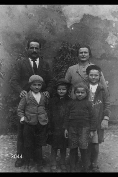 Ritratto di Carlo Manzoni con la moglie Angela Canella e 4 dei 7 figli.