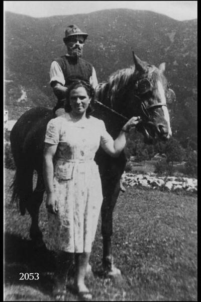 Giovanni Rota bergamino, e sorella. Esterno. L'uomo monta a cavallo.