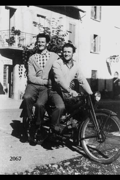 Giuseppe Vitari detto "ol beccia" e Giovanni Rota detto "ol - porsec". Posa in esterno su motocicletta.