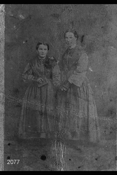 Le sorelle Elisabetta e Caterina Vitari. Figura intera.