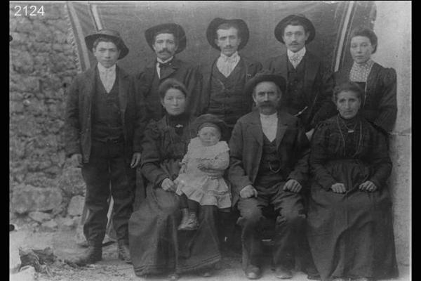 Giovanni Locatelli con la moglie Caterina Pellegrinelli, alle spalle i 4 figli