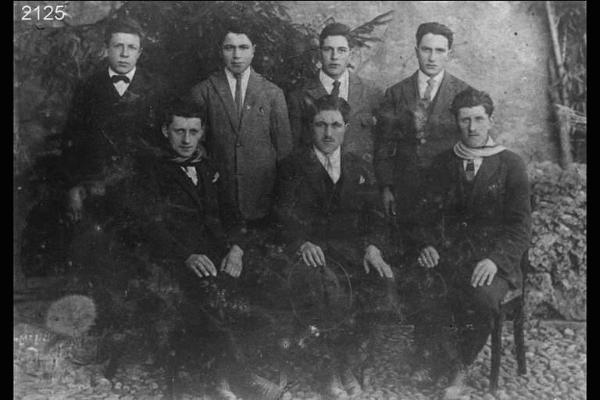 Gruppo di amici della contrada Carli di Capizzone. In piedi da sinistra: Angiolino Locatelli, Nino Alessandro, Paolo, Camillo, Giovanni e Andrea Pellegrini.