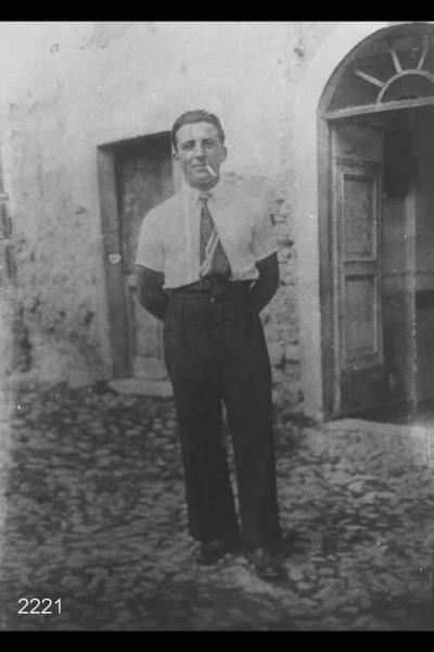 Vincenzo Salvi in posa davanti ad una casa.