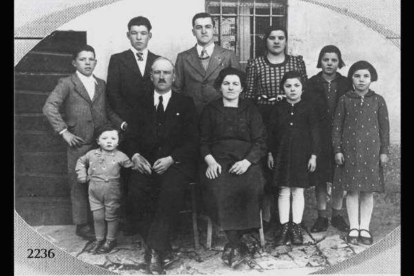 Battista Carminati con la moglie Caterina Locatelli e 8 dei 12 figli.