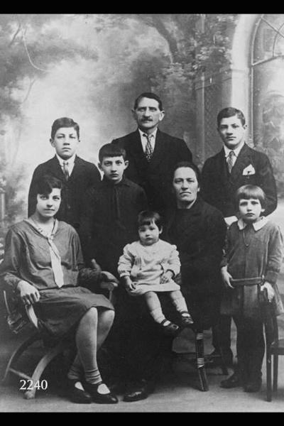 Leone Invernizzi con la moglie Caterina Invernizzi e sei figli.