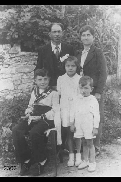 Amadio Pizzagalli muratore con la moglie Rosa Mazzucotelli e figli. Un figlio indossa l'abito per prima comunione o cresima.