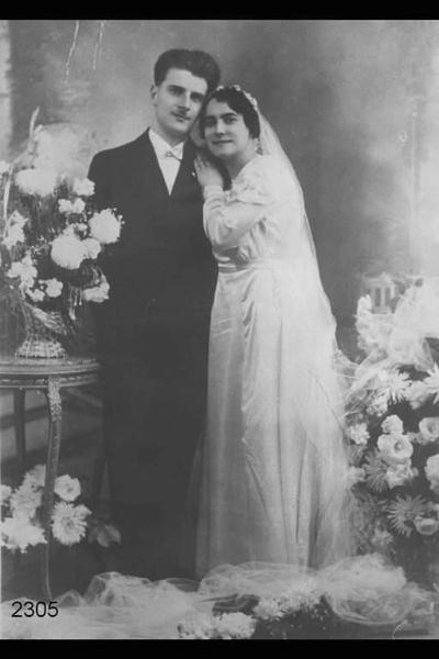 Giuseppe Pizzagalli detto 'Pipino'con la moglie Berta. Posa frontale in studio a figura intera. La coppia indossa abiti per matrimonio.