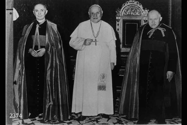 Gruppo: monsignore Enrico Rota, papa Giovanni XII, Mazzoleni Ferracini, don Angelo che frequentò il seminario a Bergamo col papa.