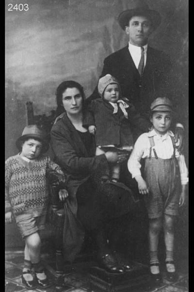 Pietro Mazzoleni con la moglie Angela Maconi e figli.
