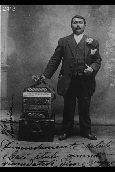 Ritratto di Giovanni Maconi in posa con una fisarmonica.