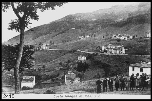 Cartolina di Costa Imagna. Veduta del paese con un gruppo di persone in primo piano.